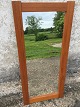 Spiegel mit 
breitem Rahmen 
aus 
Teakfurnier. 
Abmessungen: 
114 x 52,5 cm