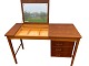 Schminktisch / 
Schreibtisch in 
Teakfurnier. 
Dänische 
Moderne aus den 
1960er Jahren.
Ein paar ...