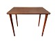 Kleiner Tisch 
in Teakfurnier 
mit leicht 
konischen 
Beinen aus 
massivem 
Teakholz. 
Dänische 
Moderne ...