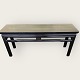 Orientalischer 
Tisch/Bank aus 
dunkel 
lackiertem 
Holz, Maße: 
Höhe 50 cm, 
Länge 110 cm, 
Breite 28,5 cm