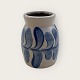 Vase/Glas, 
Steinzeug; Mit 
blauem 
Blattmuster, 
7,5 cm hoch, 5 
cm Durchmesser, 
signiert: BBP 
...