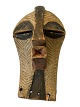 Kleine 
Kifwebe-Maske, 
geschnitztes 
Holz, gefärbt 
mit natürlichen 
Pigmenten, 
Songye-Volk, 
...