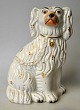 Staffordshire-
Hundefigur, 
Fayence, 
England des 19. 
Jahrhunderts. 
Mit Bemalung 
und Vergoldung. 
...