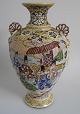 Satsuma Vase, 
ca.1900. 
Polychrome 
Dekoration in 
Form von edlen 
Männern. Mit 
zwei 
Handgriffen wie 
...