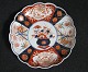 Imari-Platte. 
Japan, 19. Jh., 
Polychrome 
Dekoration auf 
weiße Base mit 
Vergoldung. 
Dekoriert mit 
...