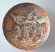 Satsuma Platte, 
Meiji Periode, 
Japan, 19. 
Jahrhundert. 
Polychrome 
Dekorationen mit 
drei Männern 
...
