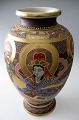 Satsuma Vase, 
Japan, ca.1900. 
Polychromie mit 
älteren Männern 
und eine Frau; 
mit Gold. ...