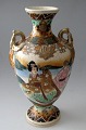 Satsuma Vase, 
Japan, ca.1900. 
Polychromie und 
vergoldet mit 
Frauen in 
Kimonos. H:. 26 
cm. Signiert.