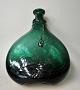 Persische 
Flasche, 18. 
Jahrhundert. 
Dunkelgrünes 
Glas mit 
aufgesetztem 
Faden um den 
Hals und ...