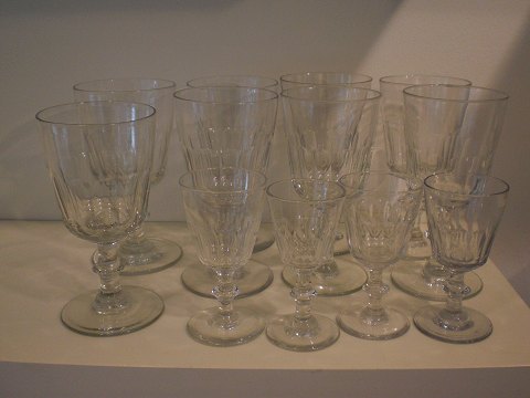 Samling på 12 Chr. VIII glas 8 store og tre mindre - sælges enkeltvis. 4 store 
glas er solgt.