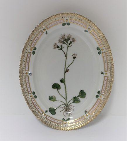 Royal Copenhagen. Flora Danica. Ovalt fad. Model # 3516. Længde 24,5 cm. ( 1 
sortering ). Saxifraga granulata L.