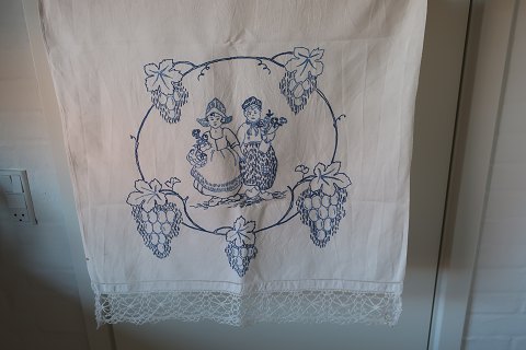 Parade pieceA beautiful old parade piece with handmade blue embroidery111cm x 64cmThe antique, Danish linen and fustian is our speciality