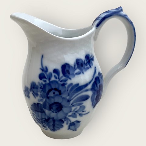 Royal Copenhagen
Curved blue flower
Creamer
#10/ 1802
*DKK 200