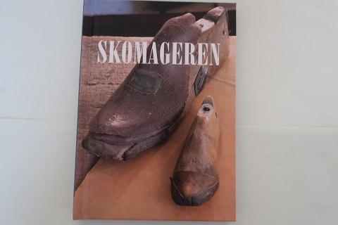 Skomageren (The shoemaker)Udgivet af Den Gamle By2010Af Elsebeth Aasted SchanzSideantal: 73Bemærk: Fotoet af sengen, som er redt med olmerdug, - se vores varer af ægte, antikt olmerdugIn a good condition, as good as new