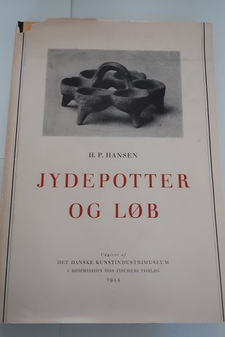 Jydepotter og løb - Gammel dansk husflid
Af H. P. Hansen
Udgivet af Det Danske Kunstindustrimuseum i kommission hos Fischers Forlag
1944
Inkl udklip og lignende
In gutem Stande aber benützt