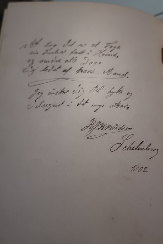 Poesialbum
Med poesi fra starten af 1900-tallet
Omslag i læder og lukke i metal