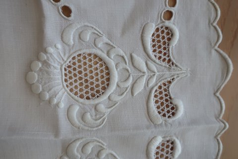 An altes Tischtuch
Mit Stickerei in weiss, - handgemacht
Um 55cm x 55cm 
In gutem Stande, aber waschen ist am besten