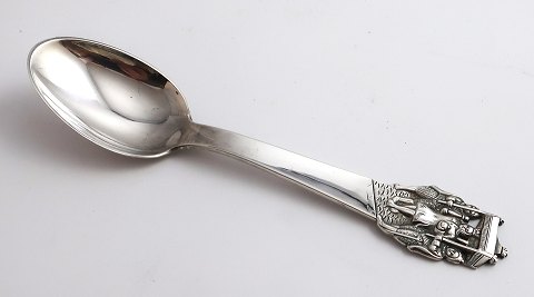 H. C. Andersen eventyrske. Sølvbestik. Kejserens nye klæder. Sølv (830). Længde 
15 cm.