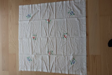 An altes Tischtuch
Mit Stickerei in Faben, - handgemacht
Um 100cm x 99cm
In gutem Stande