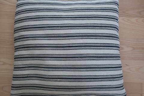 Olmertuch / Barchent, FlachsAntikes dänisches Olmertuch handgewebt damals, und deshalb NICHT industriell hergestellt oder nachgemacht.Das Olmertuch ist sehr kräftig und dichtgewebt.Diese Kissen:  120cm x 63cmDies ist als Kissen gemacht