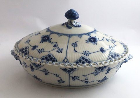 Royal Copenhagen. Blue fluted, full lace. Covered dish, oval. Model 1129. Length 
28 cm. Width 17.5 cm. (1 quality)