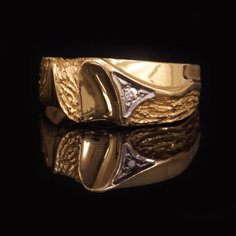 Lapponia 18kt gold ring with a diamond of 0,02ct. 
Ringsize 63,5