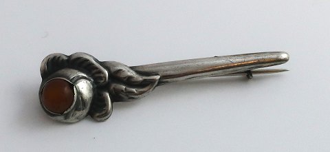 Carl V. Larsen, Frederiksberg (C.V.L.). Silberne Anstecknadel / Brosche mit 
Bernstein (830). Länge 5,5 cm.