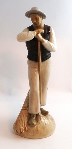 Bing & Gröndahl. Porzellanfigur. Erntearbeiter. Modell 2049. Höhe 25 cm. (2 
Sortierung)