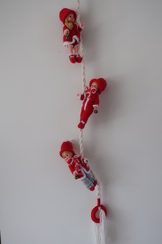 3 Hanzelmänchen einfädelt mit Kleidern als Handarbeit
H total: 134cm
Jedes Hanzelmänchen ist 18-20cm hoch
Set mit 3 Hanzelmänchen eingefädelt 
In seht gutem Zustand