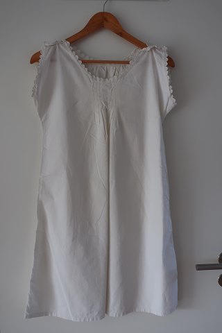 Frauenhemd / Kleid
Ein antikes Frauenhemd mit schöner Handarbeit
Das antikke, dänishe Leinen und Barchent ist unser Sondergebiet