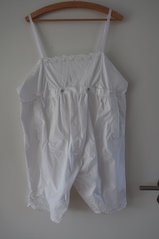 Combination (Bluse und Unterteile in einem Stück)
Ein antikes Combination mit schöner Handarbeit
Das antikke, dänishe Leinen und Barchent ist unser Sondergebiet