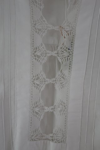 Hemd / Kleid mit lange Ärmel
Ein antikes Frauenhemd mit schöner Handarbeit
Das antikke, dänishe Leinen und Barchent ist unser Sondergebiet