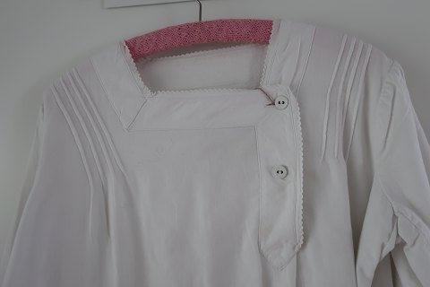 Hemd / Kleid aus Flanell gemacht, mit lange Ärmel
Ein antikes Frauenhemd mit asymetrisker Schliessung und schöne Detalien
Das antikke, dänishe Leinen und Barchent ist unser Sondergebiet