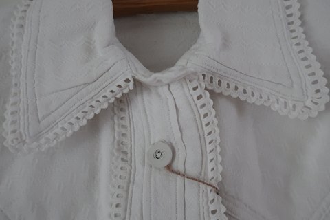 Hemd / Kleid aus Flanell mit Struktur gemacht, mit 3/4 Ärmel
Ein antikes Frauenhemd mit schöne Detalien
Das antikke, dänishe Leinen und Barchent ist unser Sondergebiet