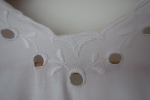 Hemd / Kleid mit kürze Ärmel
Ein antikes Frauenhemd mit schöner Handarbeit
Das antikke, dänishe Leinen und Barchent ist unser Sondergebiet