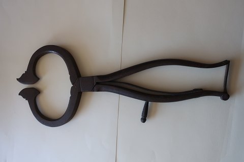Eine antike Kandiszange/Zuckerzange
Handgeschmidet aus Eisen
L: 27cm
Um 1850
