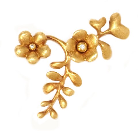 Ole Lynggaard, Copenhagen, 18kt gold flower clasp 
til two diamonds. Size: 45x28mm