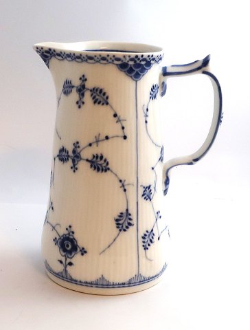 Königliches Kopenhagen. Musselmalet, halbspitze. Milchkännchen. Modell 697. Höhe 
18,2 cm. (2 Wahl). Hergestellt vor 1923