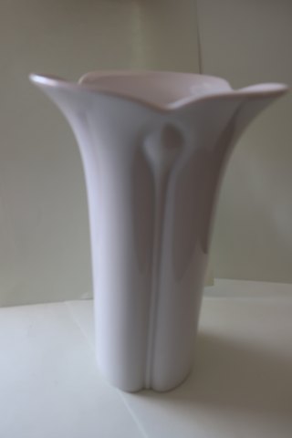 Eine schöne weisse Vase aus Arzberg, Germany
Porzellan
H: 19cm
In sehr gutem Zustand