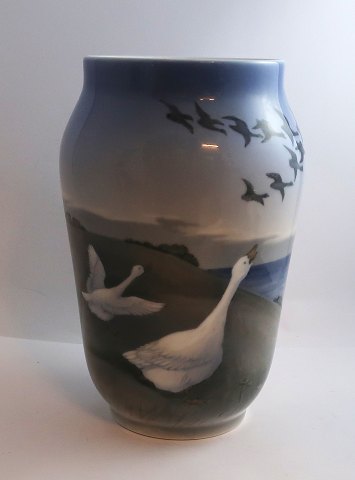 Royal Copenhagen. Porzellanvase mit Gänsemotiv. Modell 1508/1217. Höhe 25,5 cm. 
(1 Wahl)