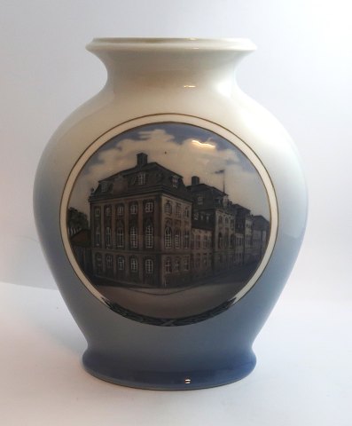 Royal Copenhagen. Porzellanvase. Modell 4633. Höhe 22,5 cm. (3 Wahl)