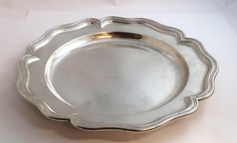 Bagge Thomsen Hiort (B T H). Regence. 2 große runde Silberschalen (830). 
Durchmesser 31 cm. Silberstempel von 1737 und Dreiturmstempel von 1742.