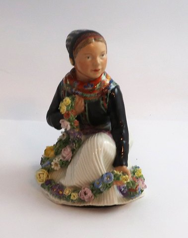 Royal Copenhagen. Figur eines Amager Mädchens. Modell 12412. Höhe 14 cm. (1 
Wahl)