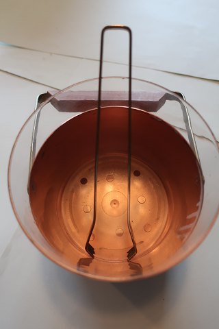 Eis-Eimer mit Zange gehörend dazu
Kupfer und Glas und Henkel aus Messing und Holz
H inkl. Glas: 10cm
H Kupfer: 7,5cm
Die Zange: 14,5cm
Gewicht des Eimers: 363 gram
Aus die 1960