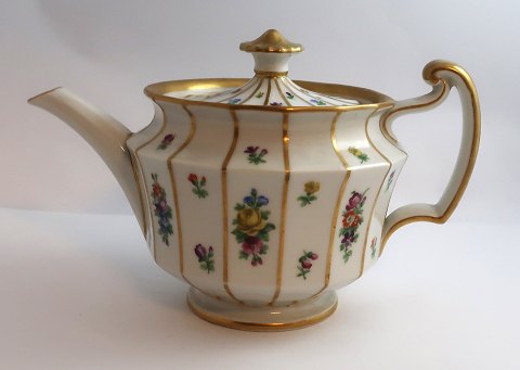 Königliches Kopenhagen. Henriette. Teekanne. Modell 444-8503. Höhe 13 cm. (1 
Wahl).