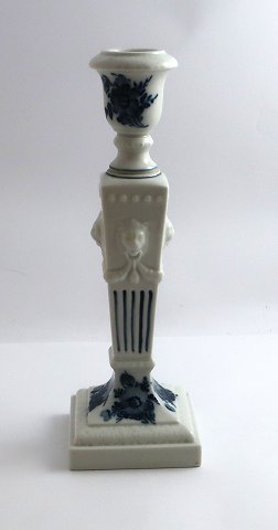 Royal Copenhagen. Blaue Blume. Kerzenständer mit Löwenkopf. Modell 45/15. Höhe 
23 cm. (1 Wahl)