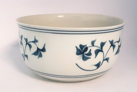 Royal Copenhagen. Noblesse. Große runde Schale. Modell 15122-30. Durchmesser 21 
cm. Höhe 10,5 cm. (2 Wahl)