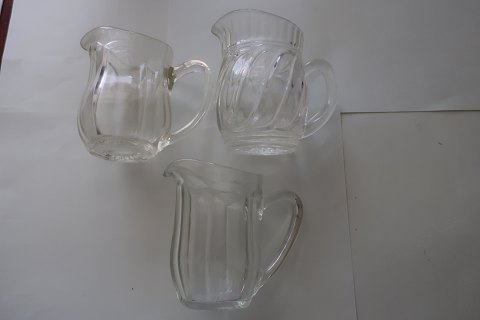 Old cream jugs made of glass
From about 1930
Mit star at the bottom
H: 10cm
Can be bought one by one or together
In a good condition
