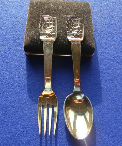 Das kleine Mädchen mit den Schwefelhölzern Kinderbesteck in dänisch vergoldetem Silber. Set Löffel und Gabel