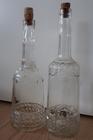 2 schöne antikke Karaffeln
Sehen Sie die schöne Muster im Glas
H: um 29cm
Aus Anfang der 1900-Jahren
In sehr gutem Zustand